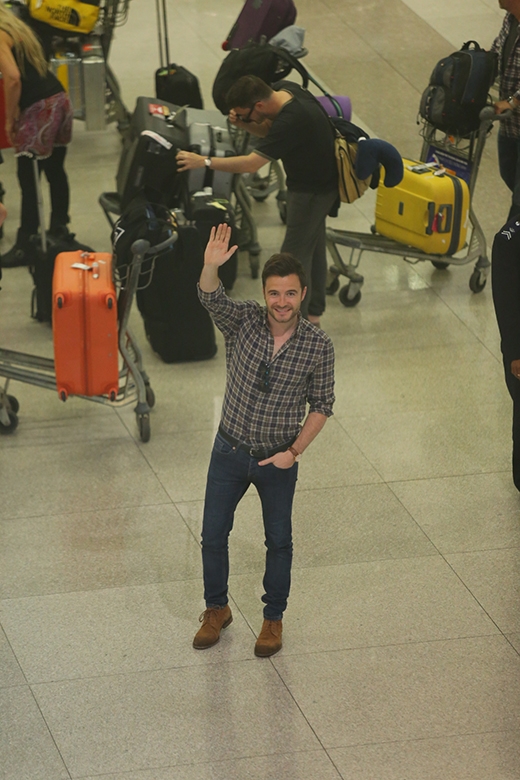 
	
	Shane Filan rạng rỡ vẫy chào fan ngay từ khi bước xuống máy bay và đợi lấy hành lý